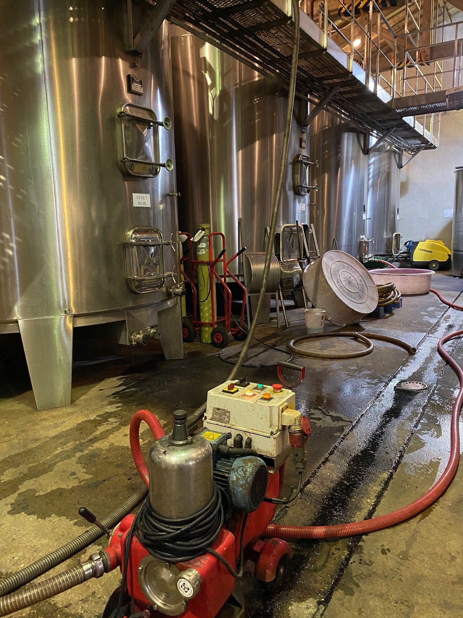 Après les vendanges, la vinification au Château de Villambis