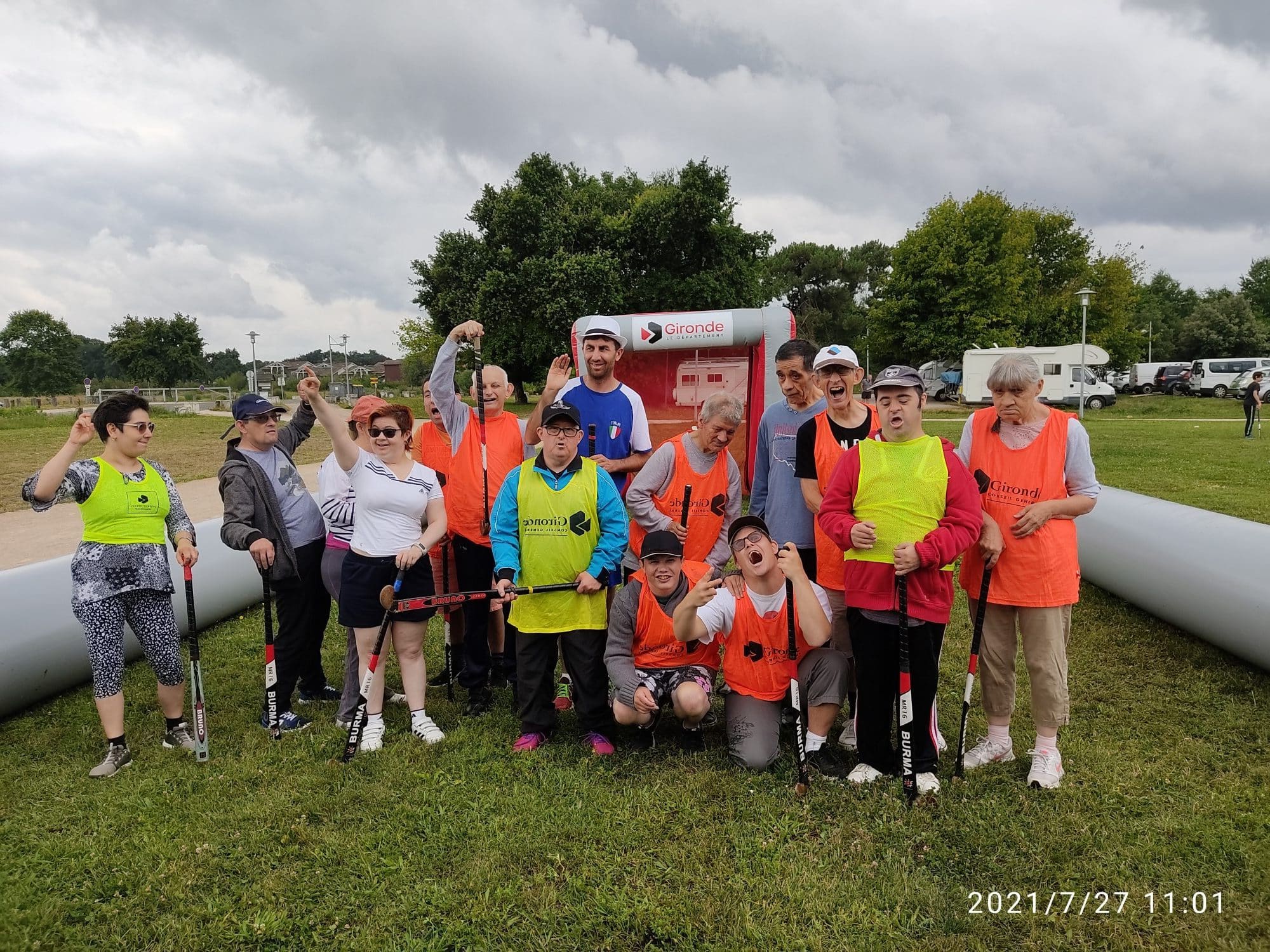 SPORTS & LOISIRS <br> Initiation hockey sur gazon pour le FO-FAM de Gujan-Mestras