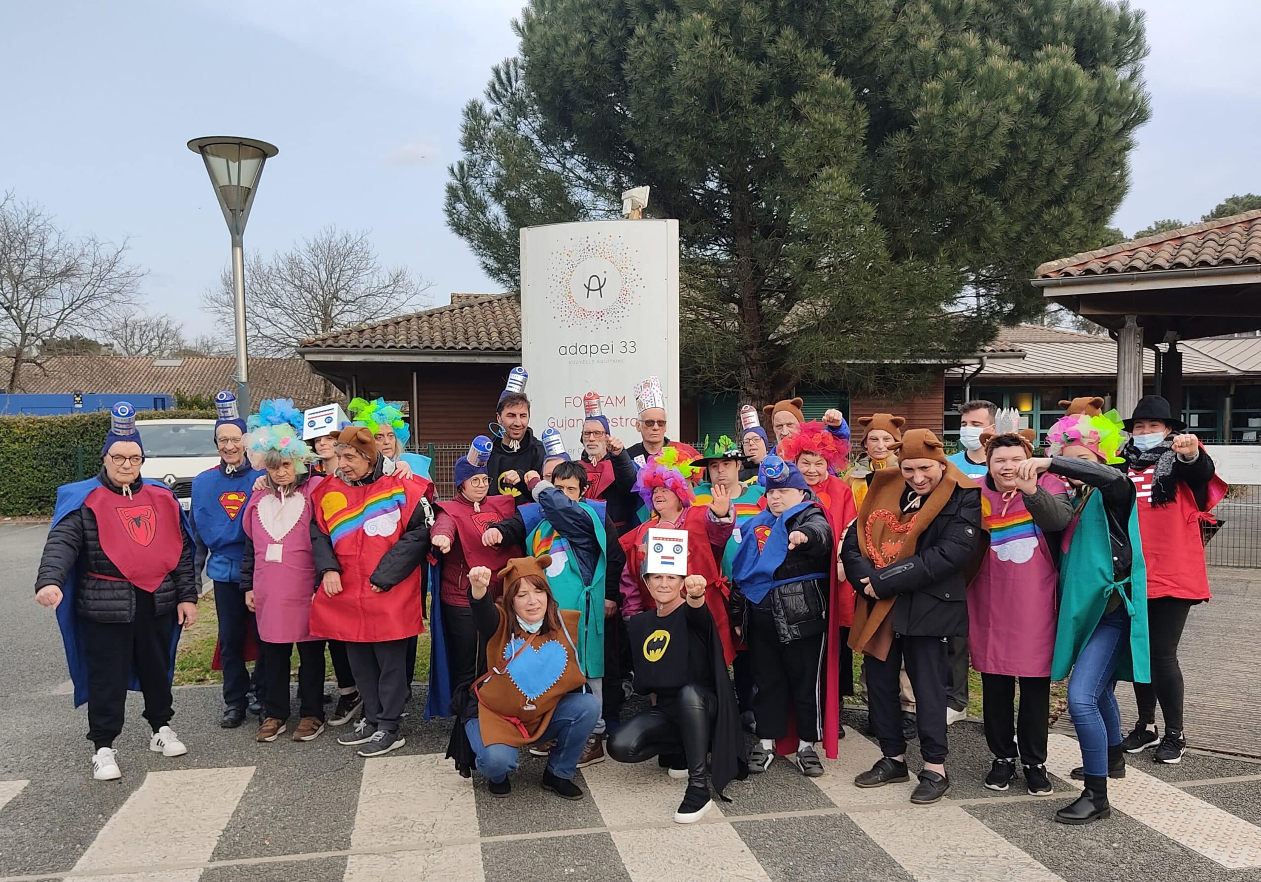 CARNAVAL DE GUJAN-MESTRAS – Une explosion de couleurs et de sourires pour le foyer de Gujan-Mestras