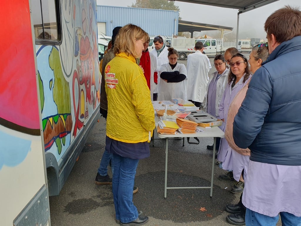 travailleurs autour du camion santé pour la prévention tababagisme