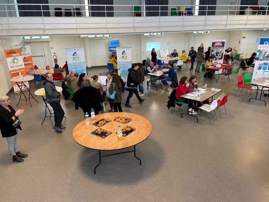 ateliers et et personnes visitant les stands du carrefour des ateliers