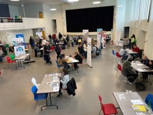 ateliers et et personnes visitant les stands du carrefour des ateliers