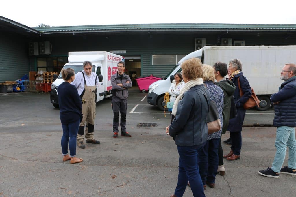 Moniteurs d'ateliers expliquant leur métier devant les visiteurs