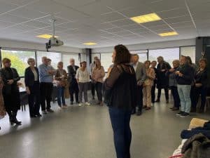 Directrice ESAT Audenge parlant devant les visiteurs