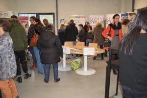 CIrcuit des possibles Blanquefort, personnes réunies autour des ateliers