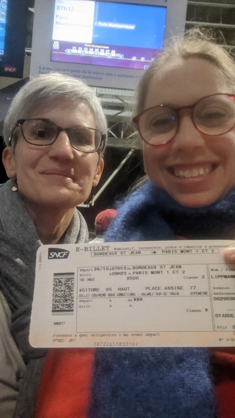 carole grimault et esther lippman qui tiennent leur billet de train