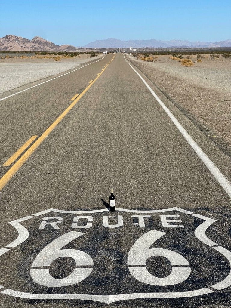 bouteille du chateau posée sur la route 66