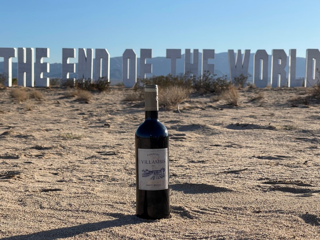 la bouteille devant le signe "the end of the world"