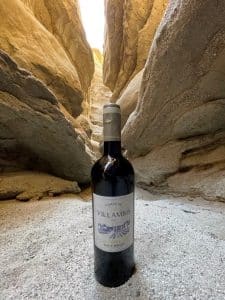 bouteille chateau de villambis dans un canyon