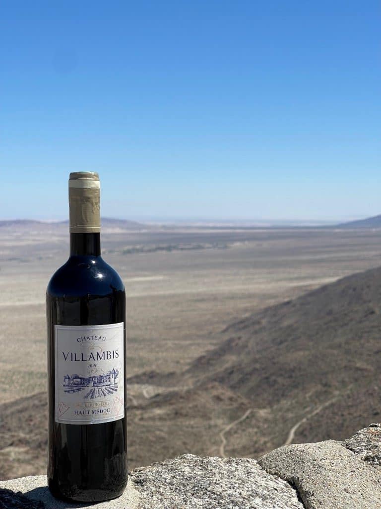 bouteille chateau de villambis avec vu sur le désert