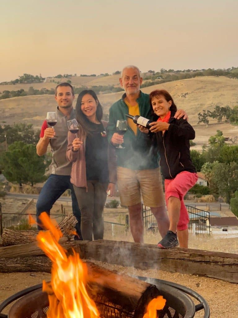 4 membre de la famille de l'ancien directeur général et lui meme avec un verre de vin rouge a leur main