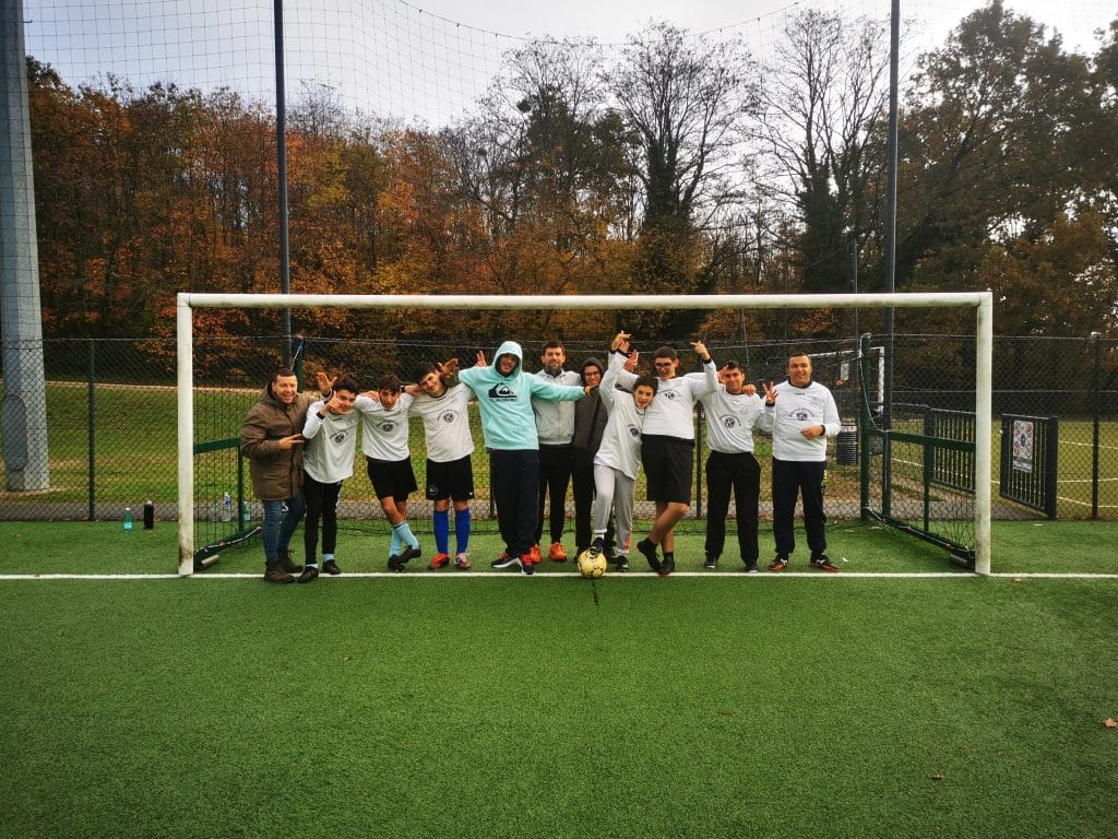 jeunes IME posant devant les cages