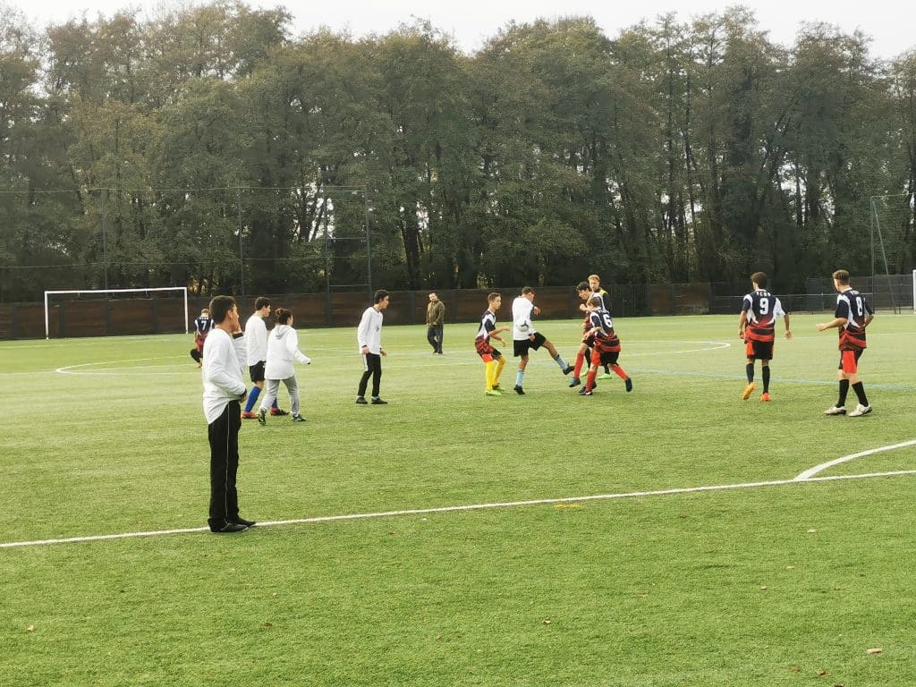 jeunes de l'IME jouant au foot