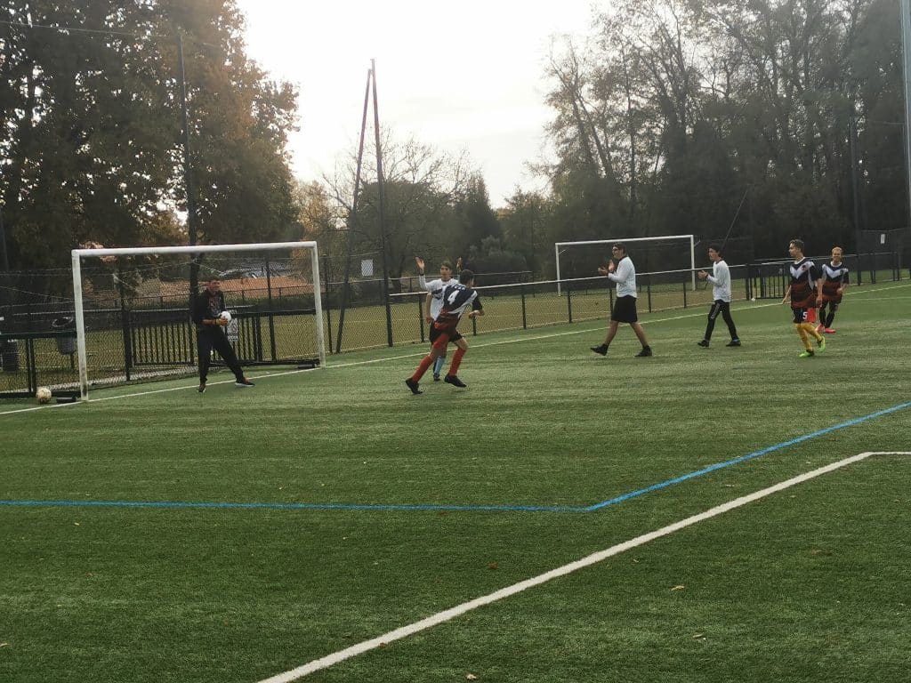 jeunes de l'IME jouant au foot