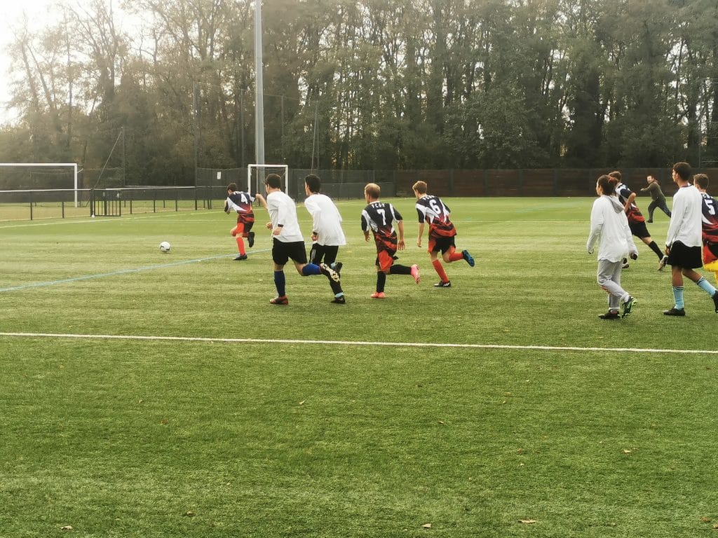 jeunes de l'IME jouant au foot