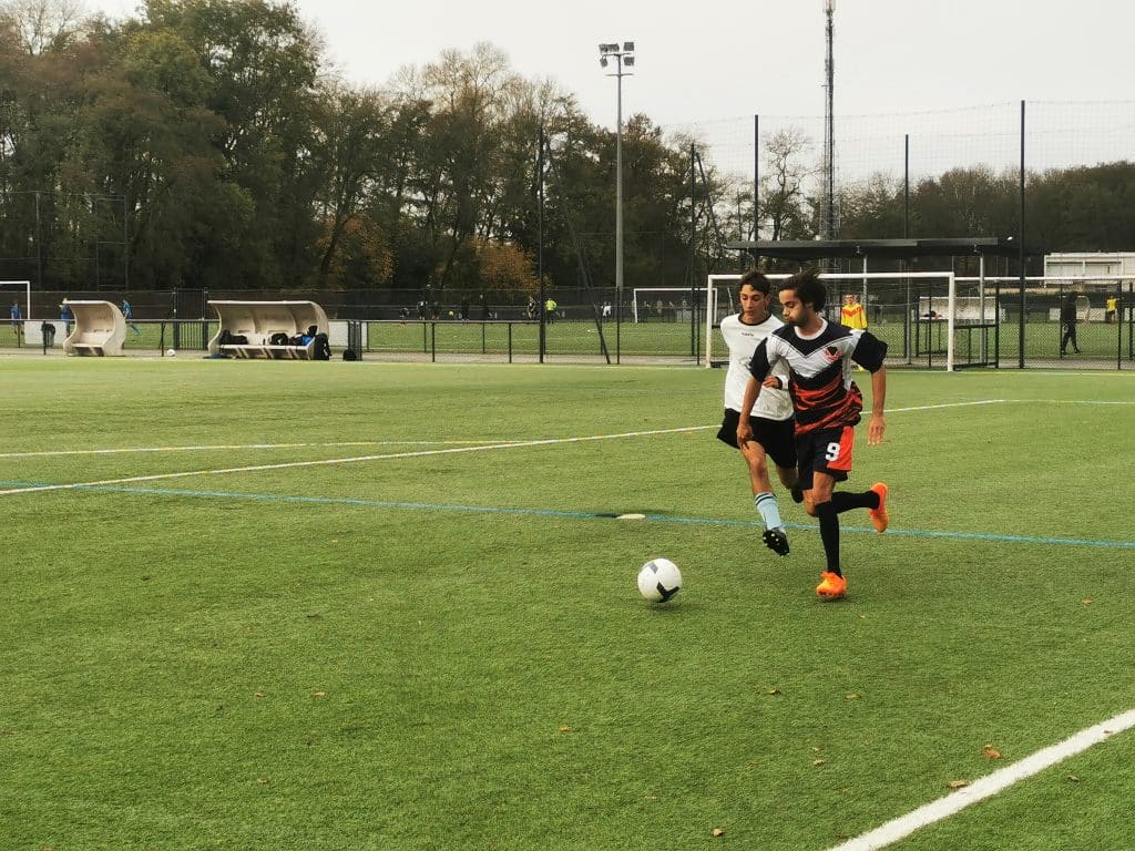 jeunes de l'IME jouant au foot