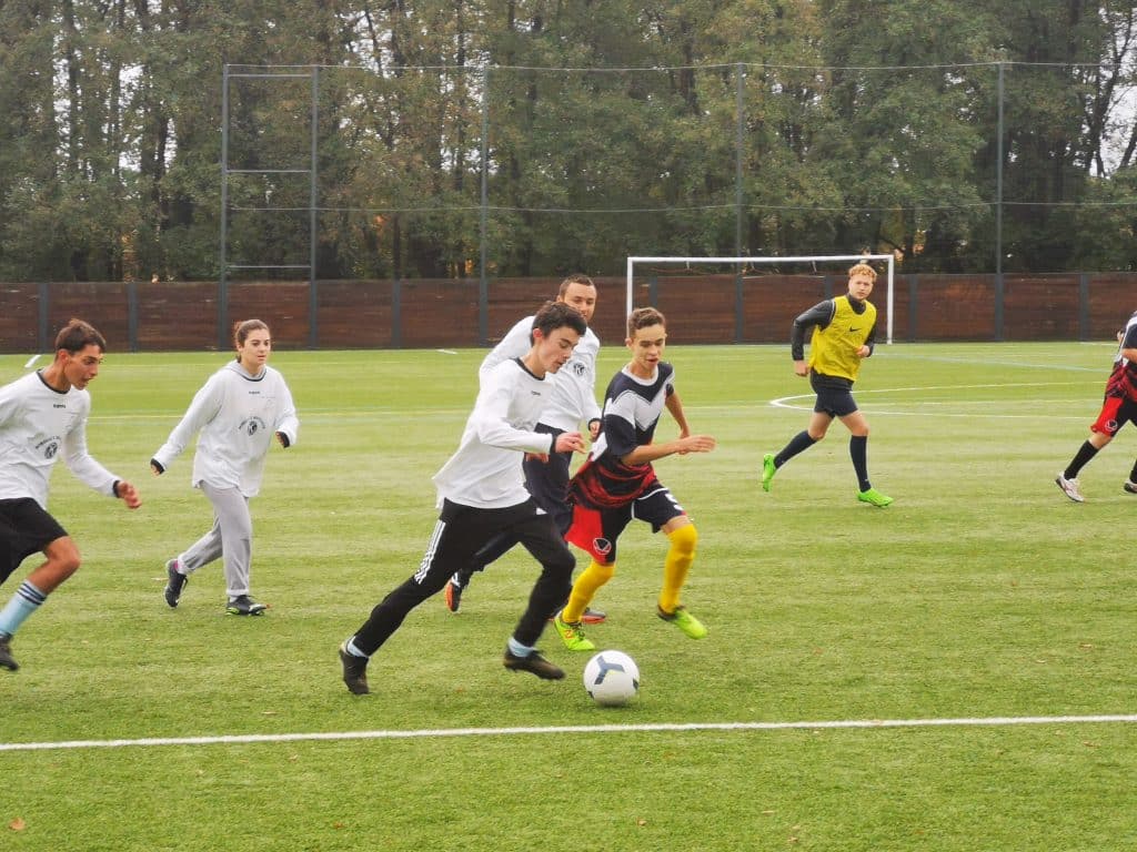 jeunes de l'IME jouant au foot