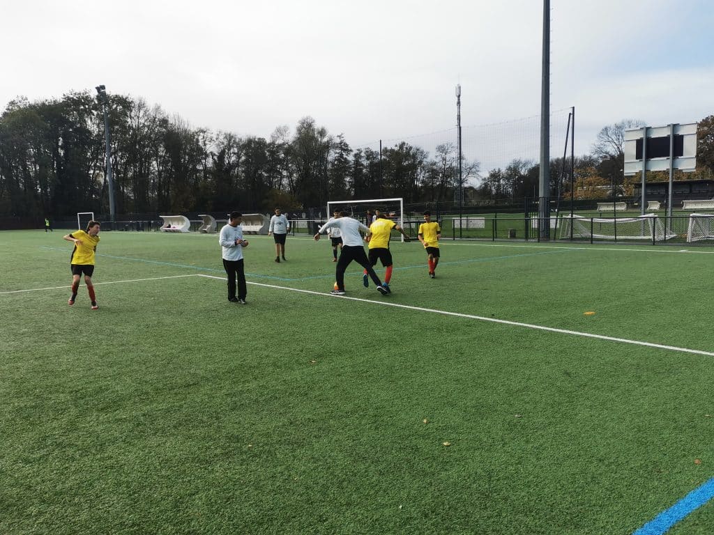 jeunes de l'IME jouant au foot