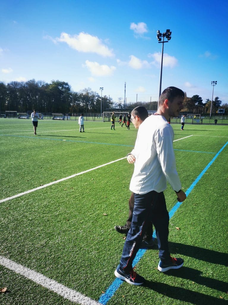 jeunes de l'IME jouant au foot