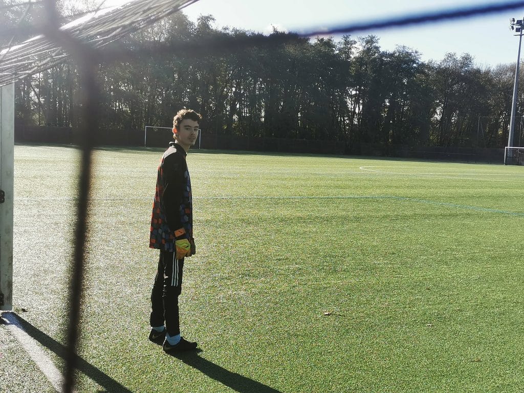 jeunes de l'IME jouant au foot