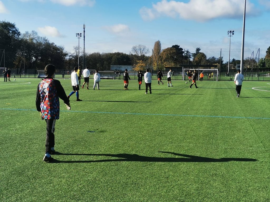 jeunes de l'IME jouant au foot