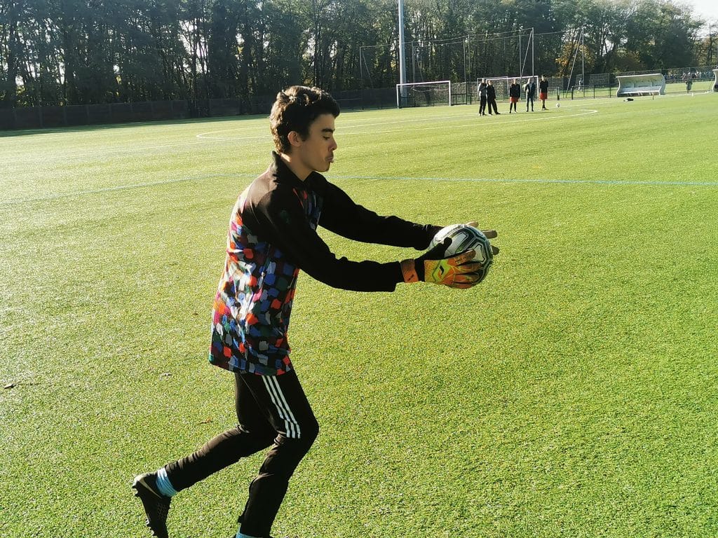gardien tenant un ballon de l'IME