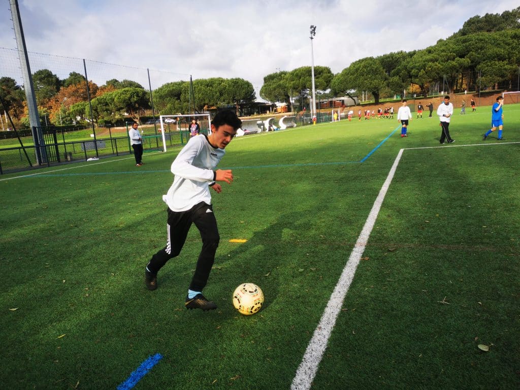 jeunes de l'IME jouant au foot