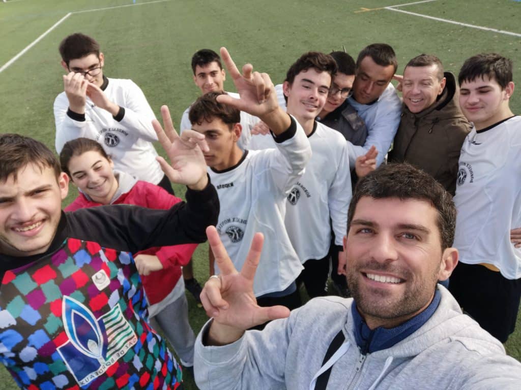 jeunes et professeur de sport prenant un selfie