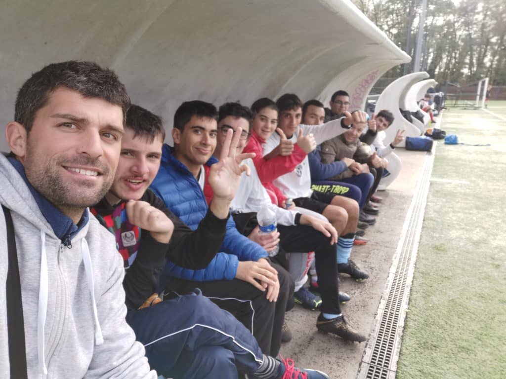 jeunes et professeur de sport prenant un selfie