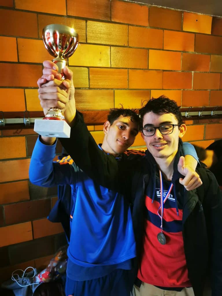 deux jeunes levant une coupe