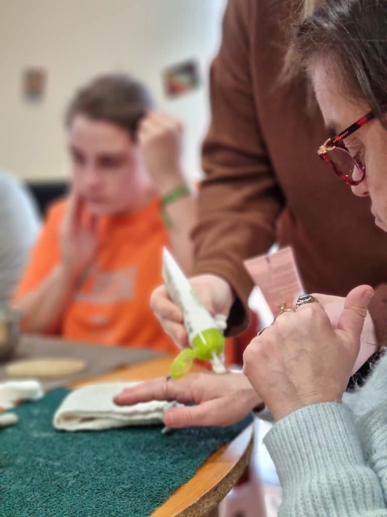 personnes accompagnées pratiquant les soins sur ses mains