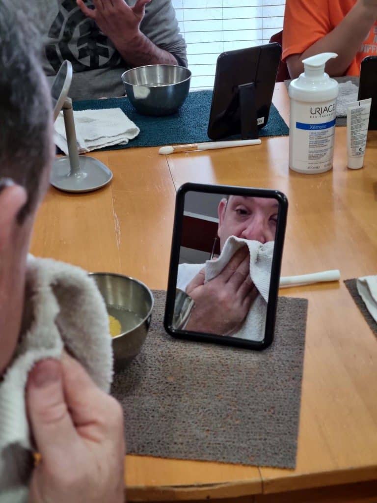 personnes accompagnées pratiquant les soins sur visage 