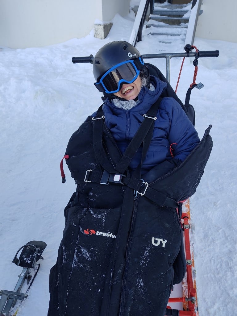 personnes accompagnées pratiquant le handiski avec le sourire