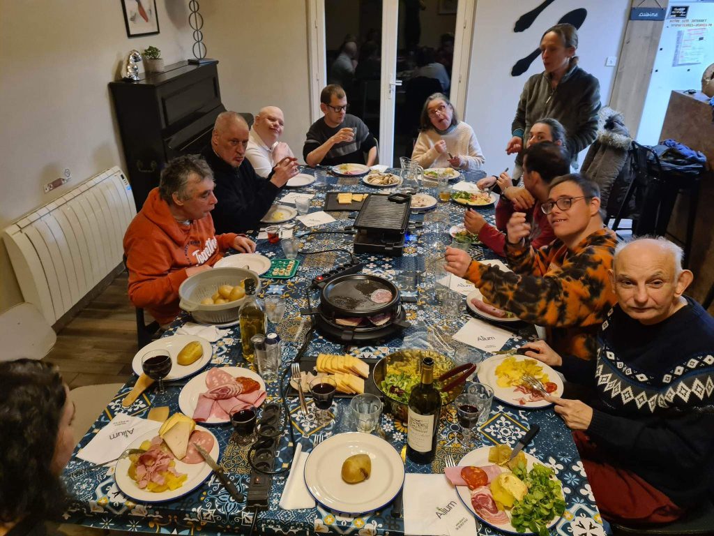raclette avec les animateurs et les personnes accomapagnées