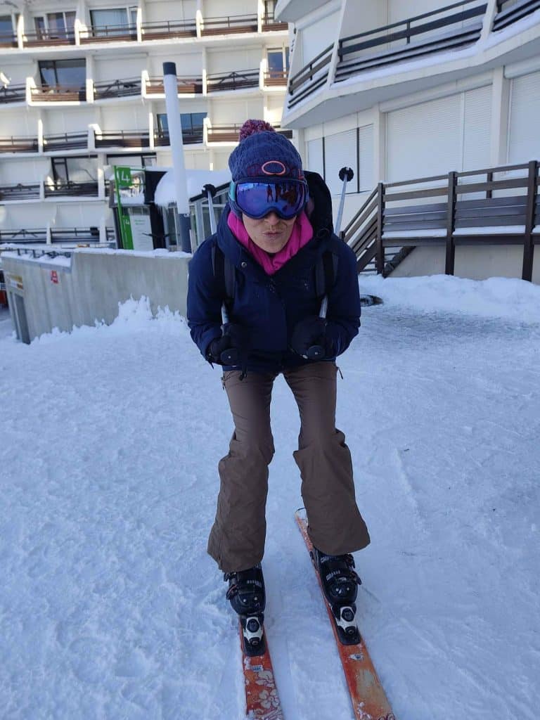 personnes pratiquant le ski
