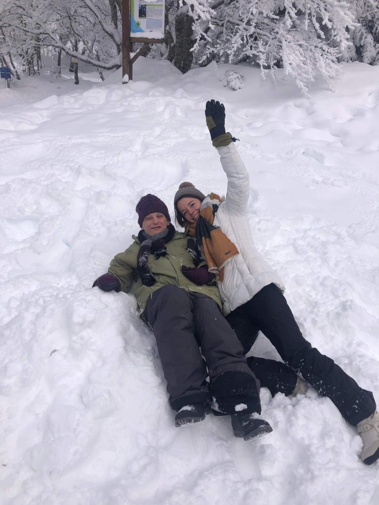 une personne et une pro dans la neige