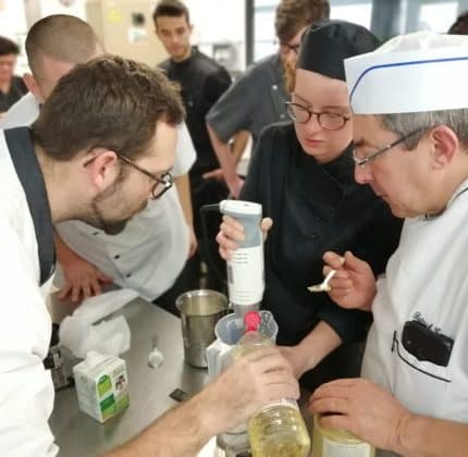 [RESTAURATION] Les personnes accompagnées apprennent aux côtés de leurs moniteurs !
