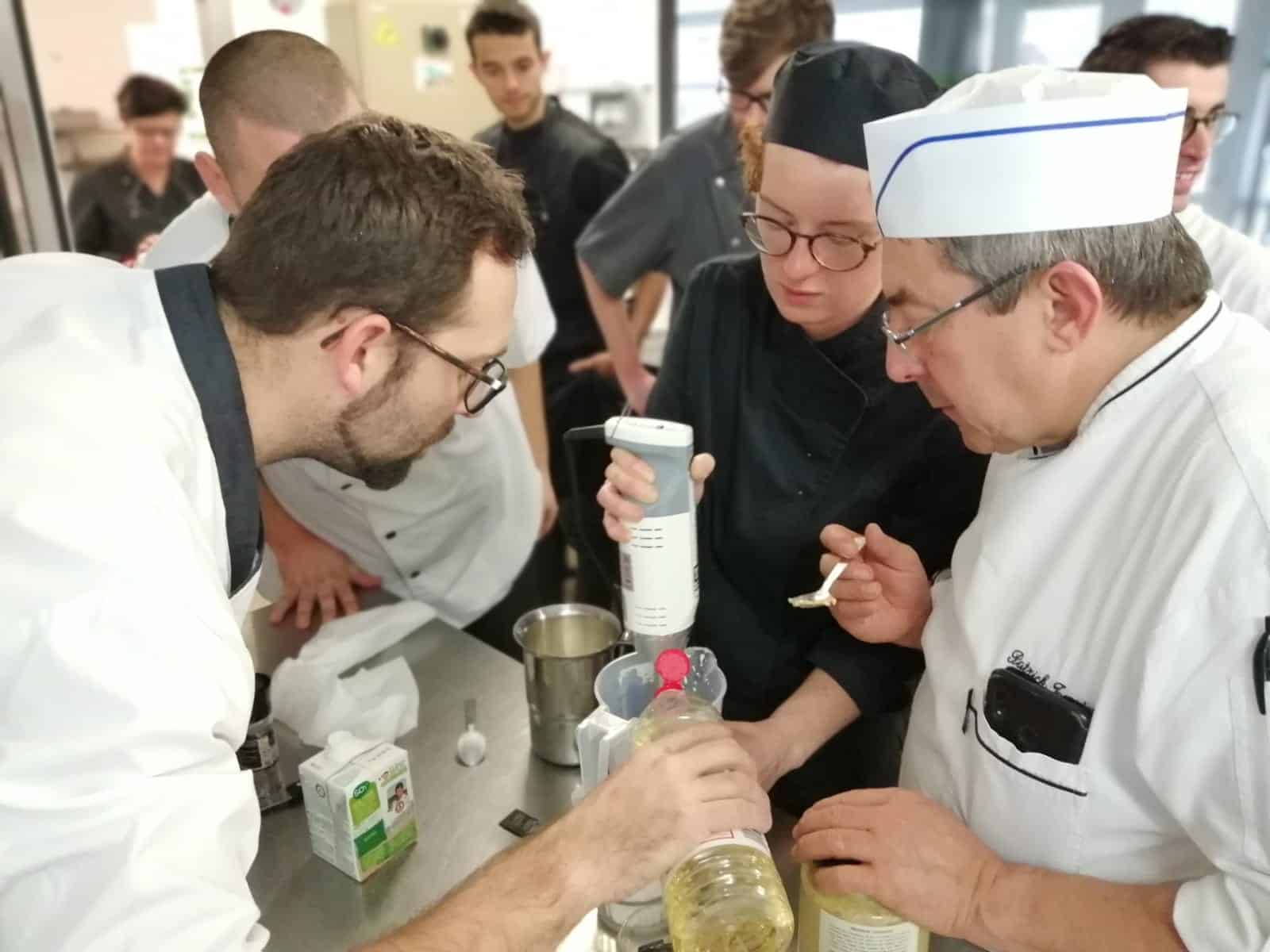 [RESTAURATION] Les personnes accompagnées apprennent aux côtés de leurs moniteurs !