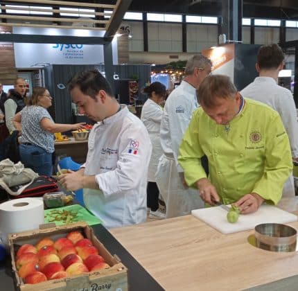 [SUCCESS STORY] Julien Lamit sculpte des fruits aux côtés d’un MOF !