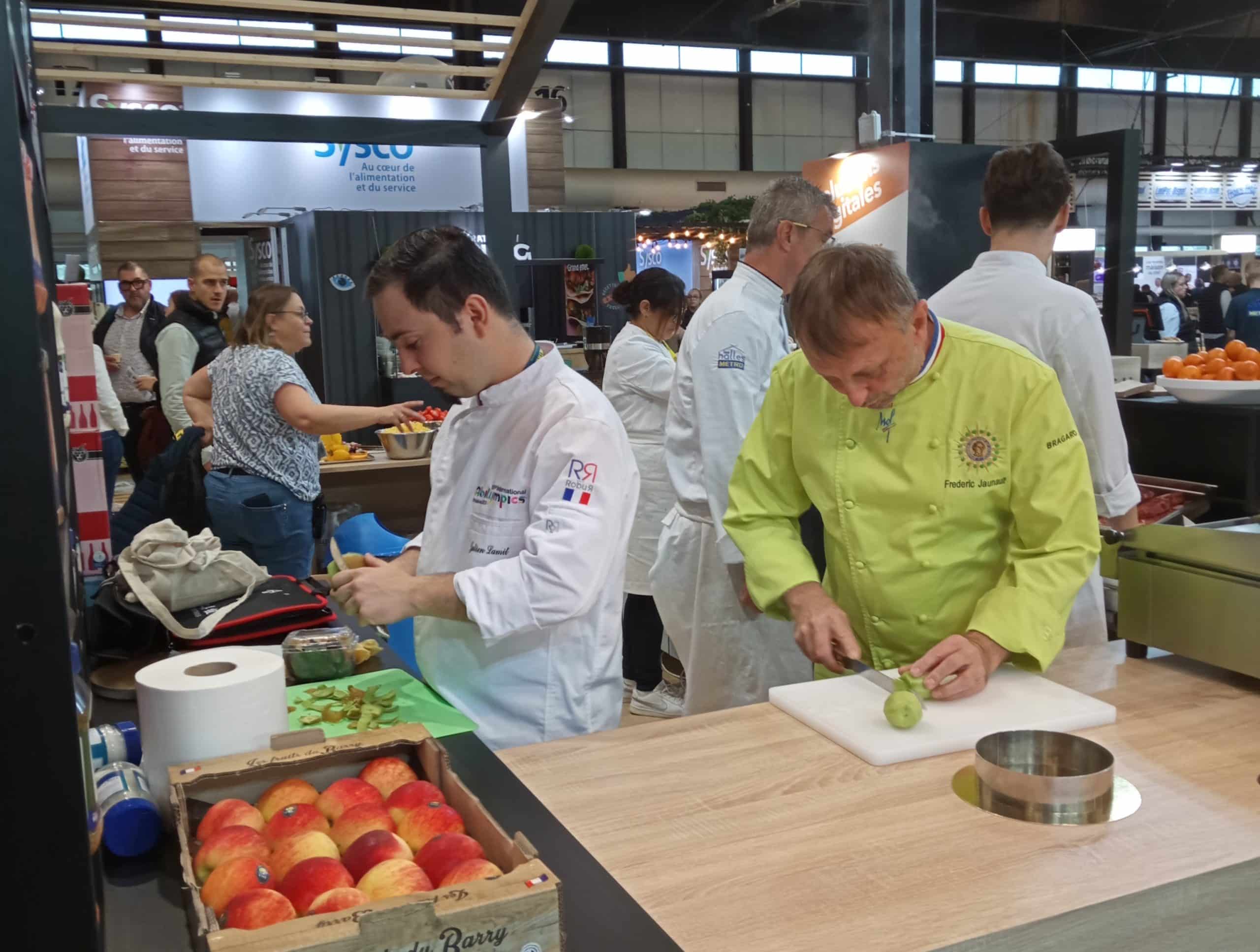 [SUCCESS STORY] Julien Lamit sculpte des fruits aux côtés d’un MOF !