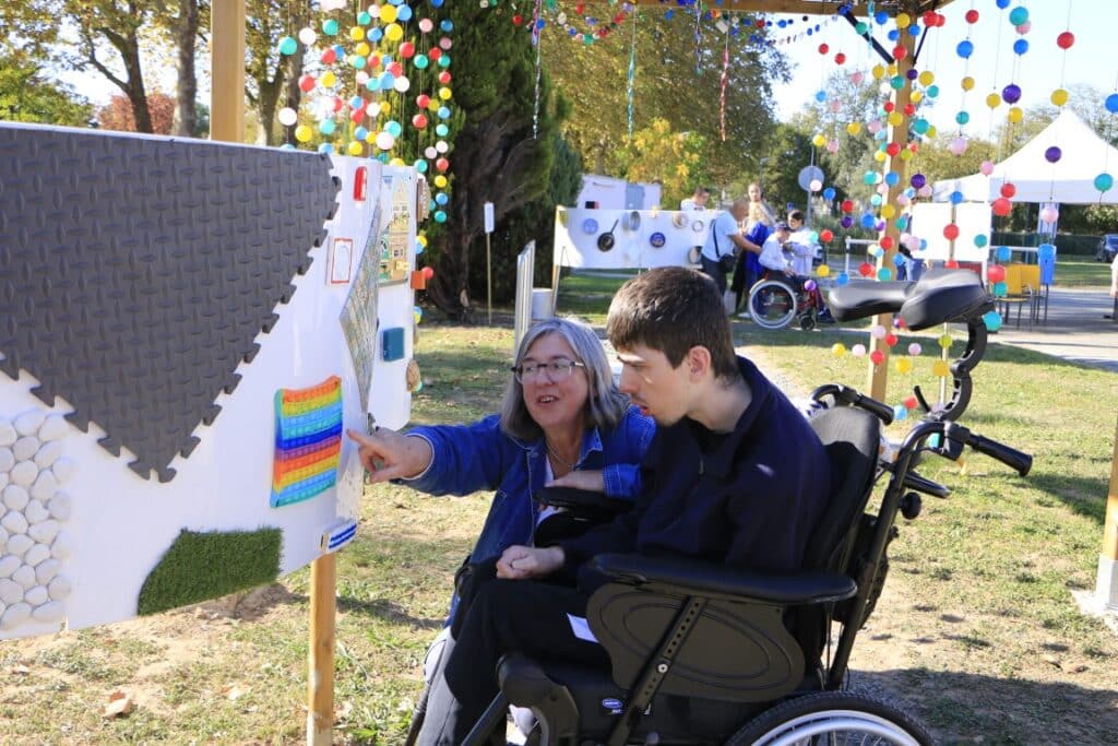 Ugo découvre le parcours sensoriel