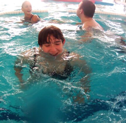 Un stage pour apprendre à nager et gagner en autonomie pour l’IME Saint-Macaire