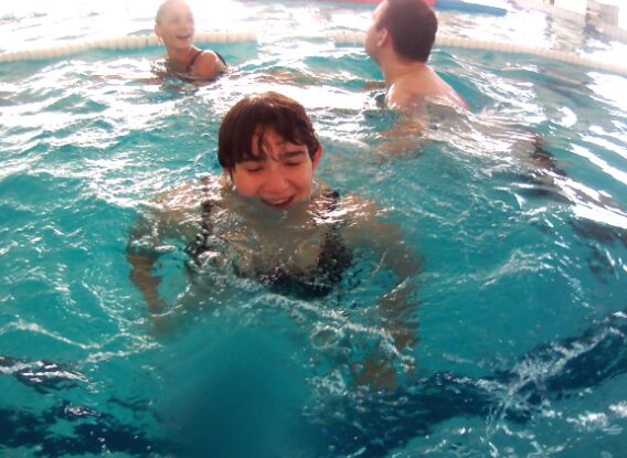 Un stage pour apprendre à nager et gagner en autonomie pour l’IME Saint-Macaire