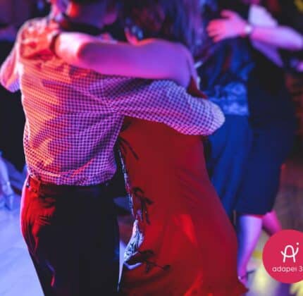 Thé dansant à Gujan-Mestras : un rendez-vous intergénérationnel pour swinguer ensemble !