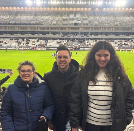Deux jeunes de l’UEE Hourtin découvrent l’ambiance du stade Atlantique dans une action solidaire