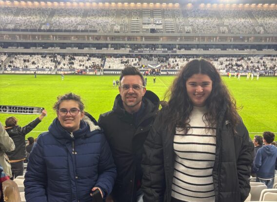 Deux jeunes de l’UEE Hourtin découvrent l’ambiance du stade Atlantique dans une action solidaire
