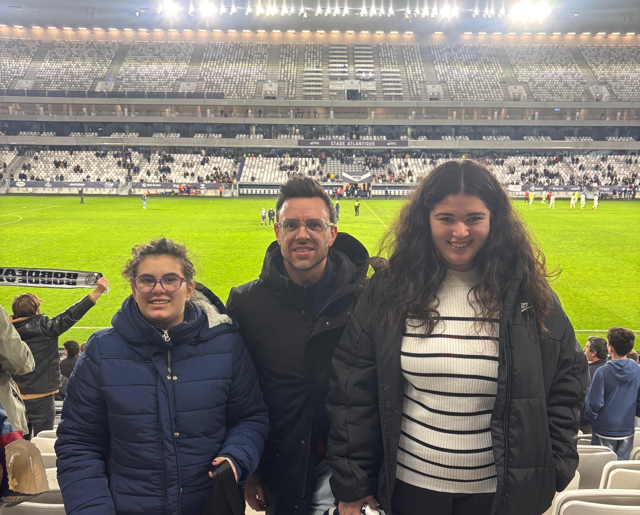 Deux jeunes de l’UEE Hourtin découvrent l’ambiance du stade Atlantique dans une action solidaire