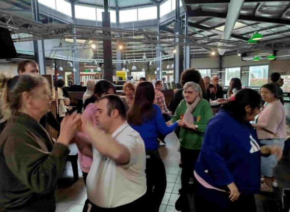 Un thé dansant intergénérationnel réussi au FO-FAM Gujan-Mestras !