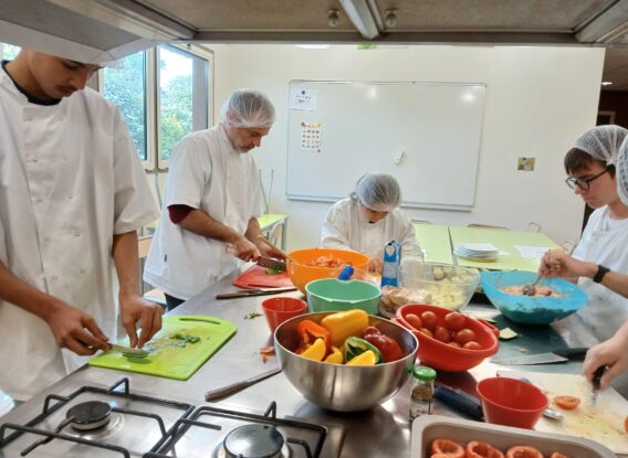 À l’IME Taussat, la cuisine devient un moment de transmission et de partage