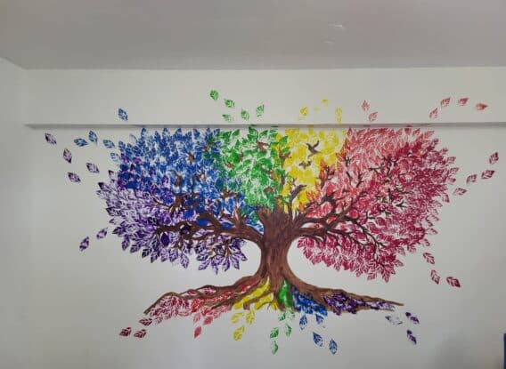 À Lamothe-Landerron, les jeunes cultivent leur créativité avec un arbre coloré !